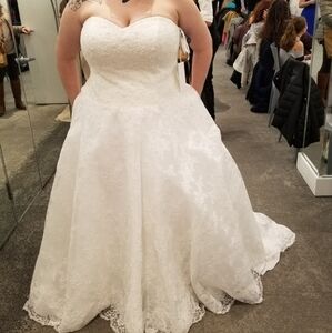 Elegant White Lace Strapless Wedding Dress